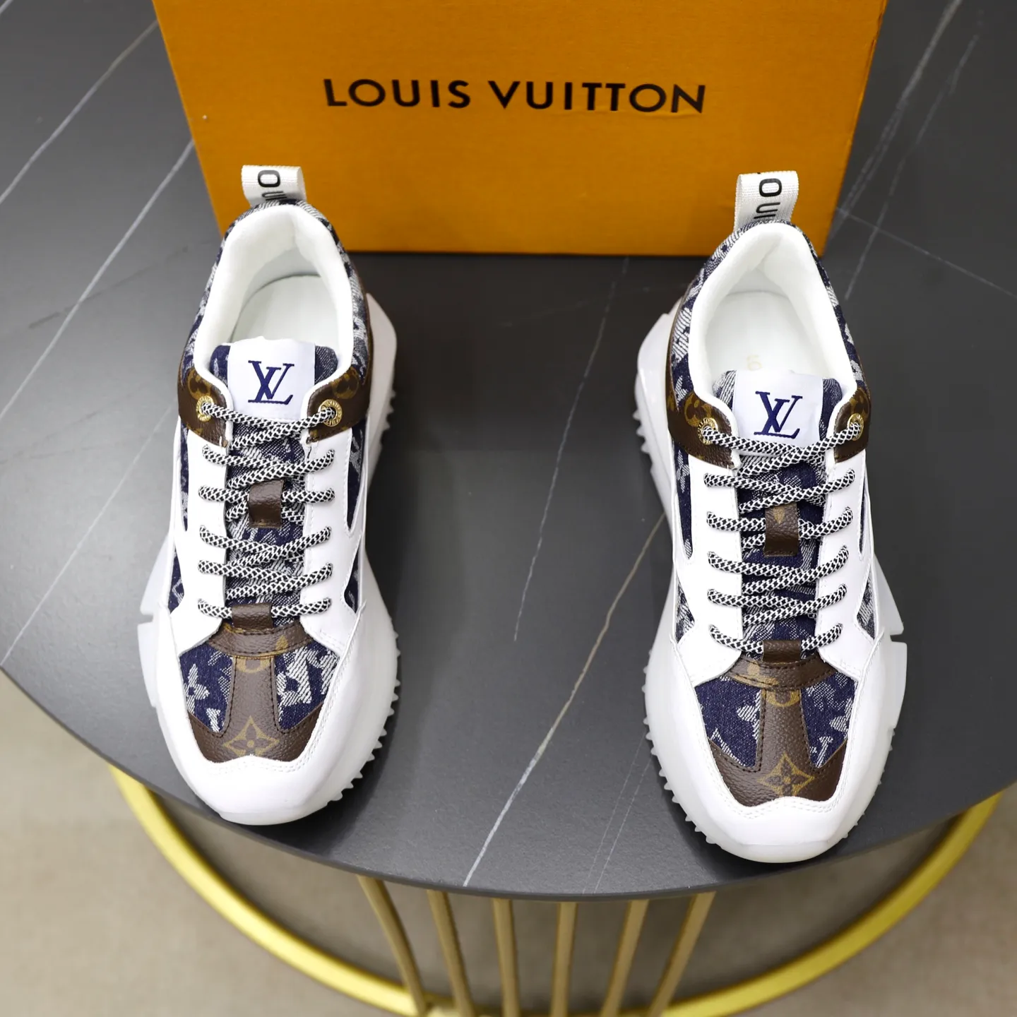 Ex-factory price: 462💰🙅‍♂️🙅‍♂️🙅‍♂️ Brand: LV Louis Vuitton Standard code: 38-44 (45 customized) Grade: Same as the official website Material: Original material splicing Comfortable and breathable lining Lightweight and wear-resistant sports outsole Style category: Men's fashionable casual shoes Running sneakers Distinguished luxury brand elements Top luxury Color: actual picture color